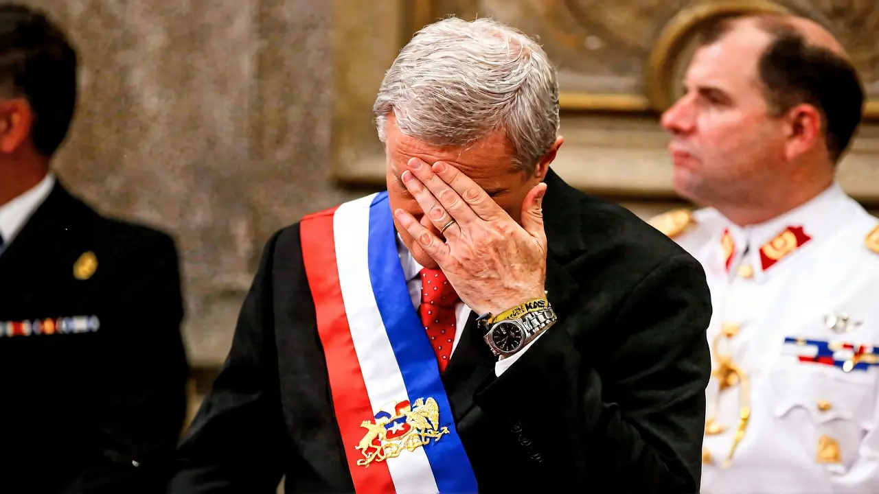 Kast pierde 30 puntos en desaprobación tras alza histórica de la gasolina